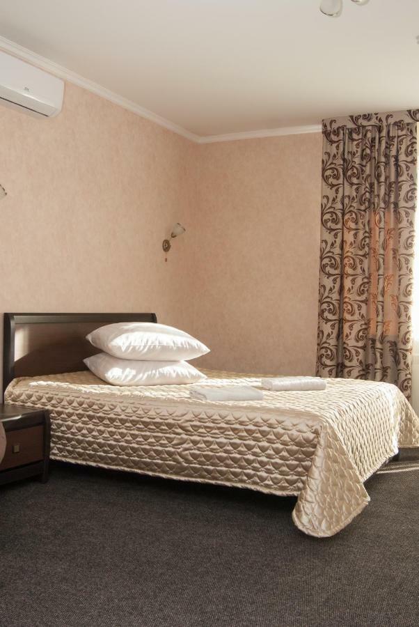 Veles Hotel Brovary Exterior photo